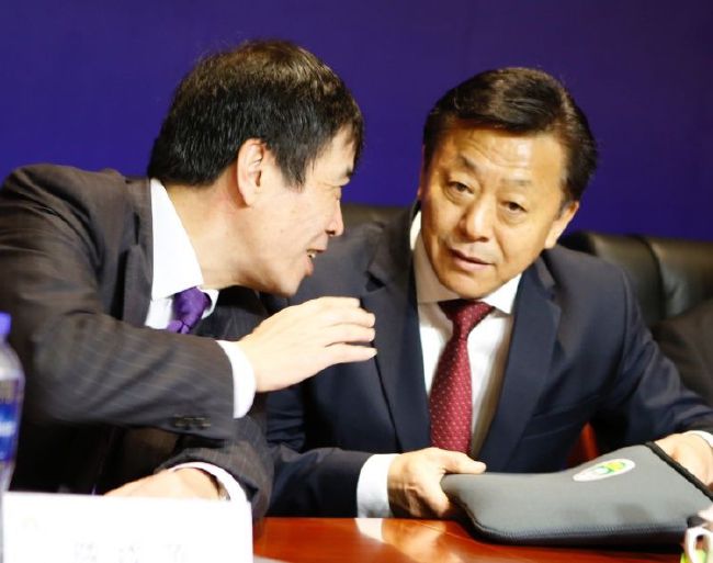 这边，杨若晴微笑着放下筷子。